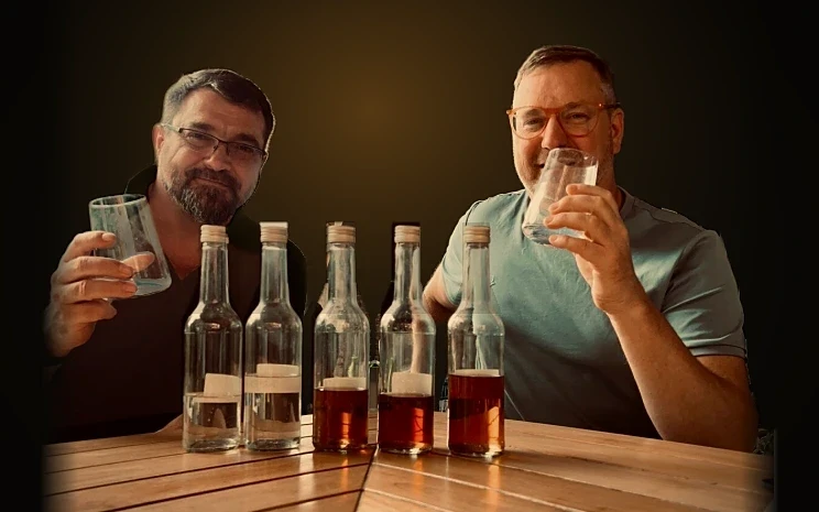 Bodo und Oli beim Verkosten am Tisch