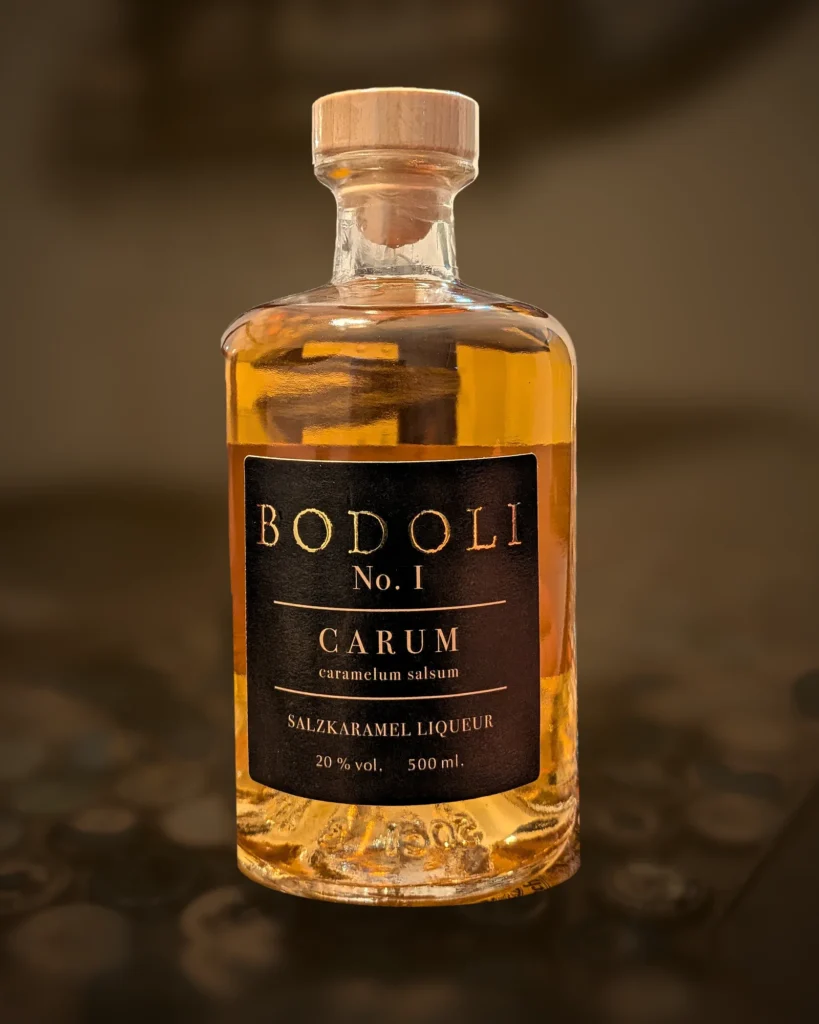 BODOLI CARUM Salzkaramell Liqueur – Flasche, Vorderseite