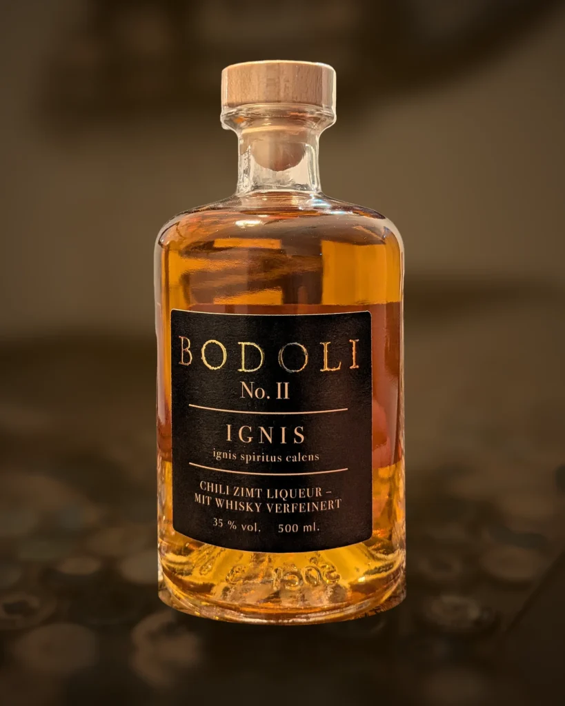 BODOLI IGNIS Chili-Zimt Liqueur – Flasche, Vorderseite